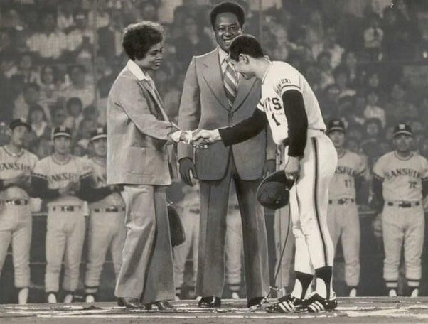 Hank Aaron and his wife Billye congratulate Sadaharu Oh on breaking Aaron's home run record during a pre-game ceremony at Korakuen Stadium in Japan on September 18, 1977. This event took place shortly after Oh had surpassed Aaron's record of 755 home runs by hitting his 756th two