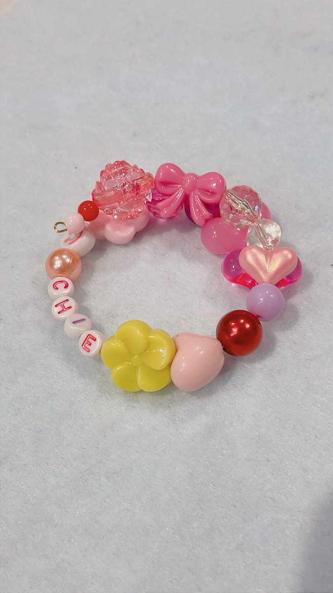 HandmadeSelect's tweet image. 【#サンシャインシティ池袋】
#池袋アルパ 1F  ロフト向かい側🌸
#ハンドメイドガーデンズ 

自分のお名前が入ったかわいいブレスレットを作っていただきました💗

デザインにこだわりがあったようで、じっくり悩みながら頑張って考えておりました👏
　
#ハンドメイド好きさんと繋がりたい #手作り