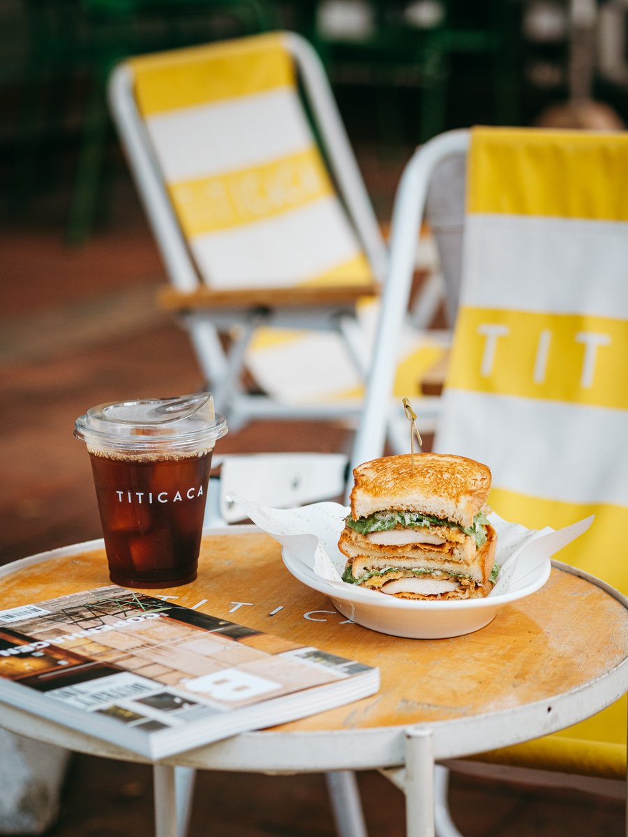 ไม่น่าเชื่อว่าสีลมจะมีบีชคลับสุดชิลแบบนี้ซ่อนอยู่ 🌴☕ ตอนนี้ HiDDEN AGENDA เปิดช่วงกลางวันแล้ว! คอลแลปกับ TiTiCaCa ที่ยกบรรยากาศ Hidden Beach in the City มาไว้ใจกลางย่านออฟฟิศ เสียงเพลงเบาๆ คลอไปกับสายลม นั่งชิลบนเก้าอี้ผ้าใบใต้ต้นไม้ใหญ่ ฟีลเหมือนหลบมาพักริมทะเลใจกลางเมือง 😍