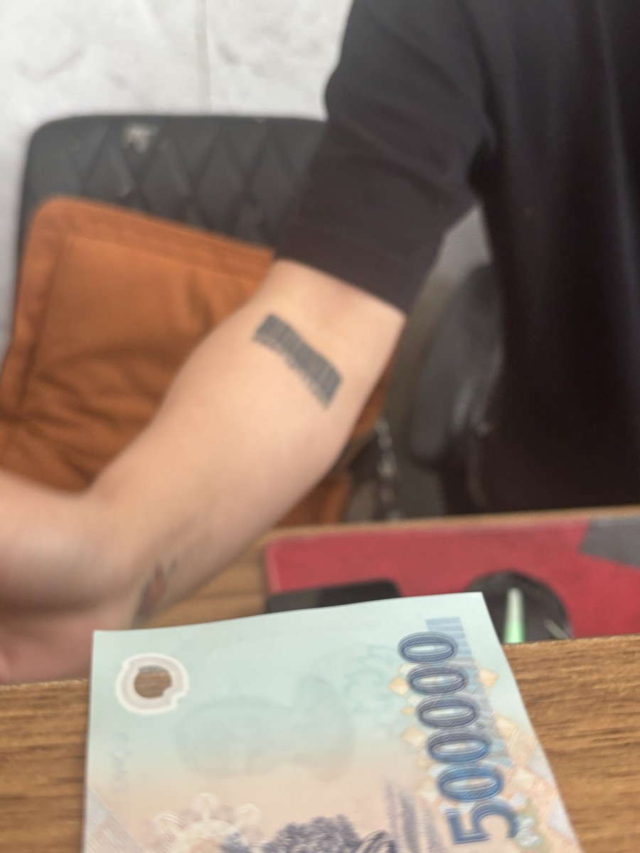 וטפ יש לה ברקוד מקועקע ליד באיזה מציאות דיסטופית אני נמצא😭😭😭