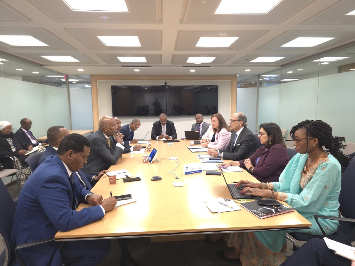 Ilyasdawaleh's tweet photo. Hello #Washington. 
Le Marathon de la semaine des réunions des Assemblées Annuelles du Groupe @WorldBank @IMFNews. 
Jour1 - Meeting1 du Team #Djibouti avec notre ami Jihad Azour - Directeur MENAP du FMI. 
Malgré la volatilité du contexte international & régional, Djibouti continue de faire preuve de résilience et le Rapport de l’Art4 sur Djibouti accueilli favorablement.