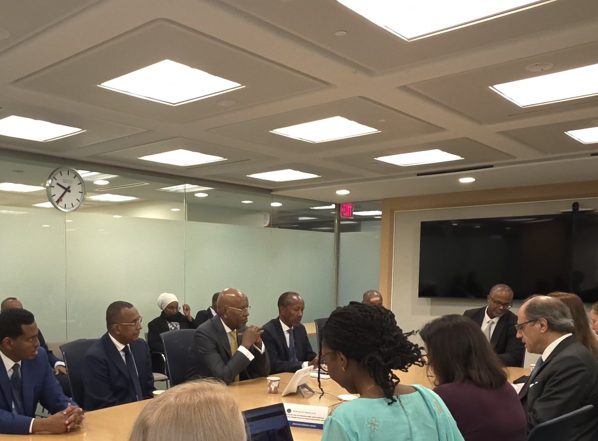 Ilyasdawaleh's tweet photo. Hello #Washington. 
Le Marathon de la semaine des réunions des Assemblées Annuelles du Groupe @WorldBank @IMFNews. 
Jour1 - Meeting1 du Team #Djibouti avec notre ami Jihad Azour - Directeur MENAP du FMI. 
Malgré la volatilité du contexte international & régional, Djibouti continue de faire preuve de résilience et le Rapport de l’Art4 sur Djibouti accueilli favorablement.