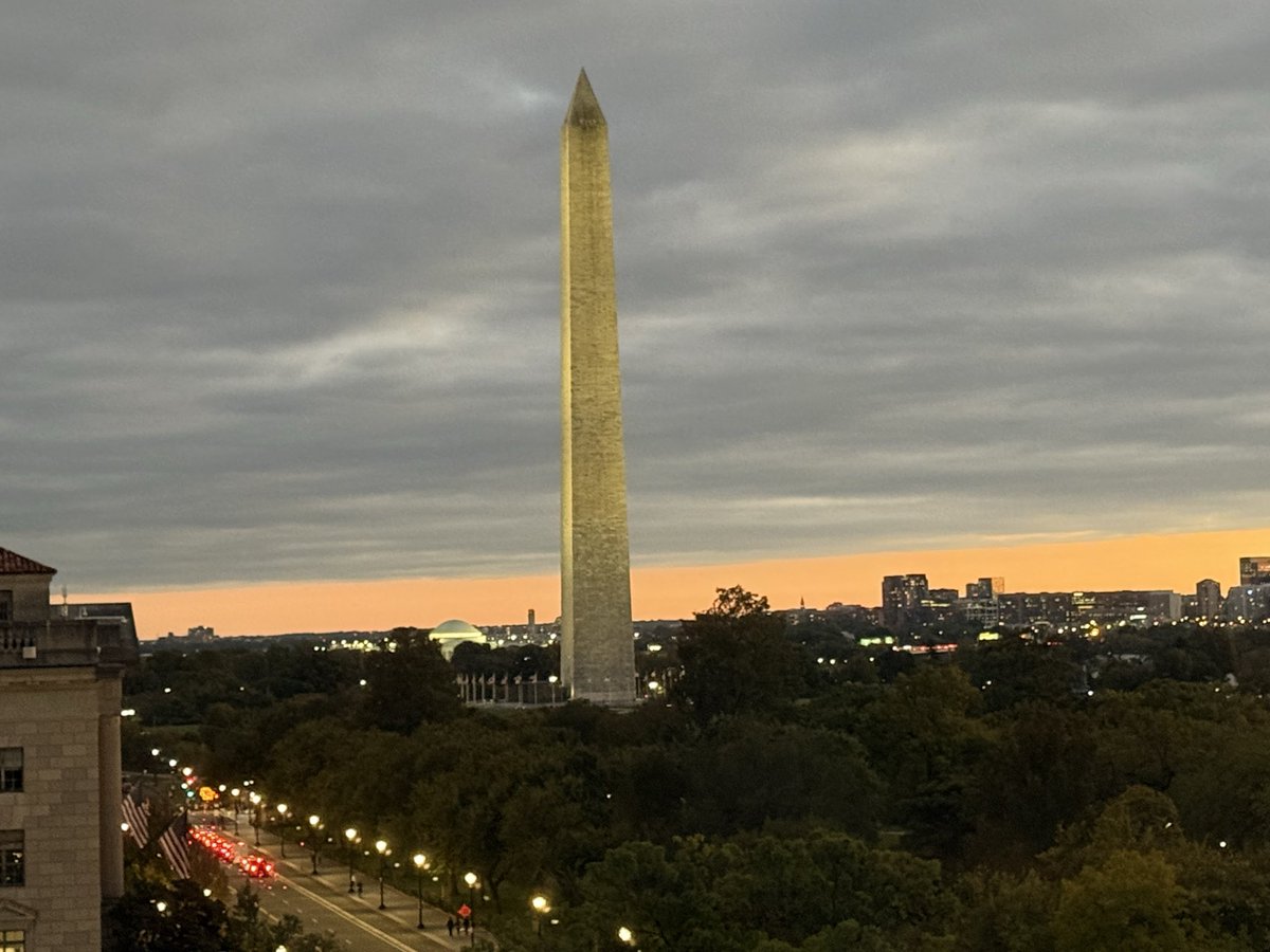 Ilyasdawaleh's tweet photo. Hello #Washington. 
Le Marathon de la semaine des réunions des Assemblées Annuelles du Groupe @WorldBank @IMFNews. 
Jour1 - Meeting1 du Team #Djibouti avec notre ami Jihad Azour - Directeur MENAP du FMI. 
Malgré la volatilité du contexte international & régional, Djibouti continue de faire preuve de résilience et le Rapport de l’Art4 sur Djibouti accueilli favorablement.