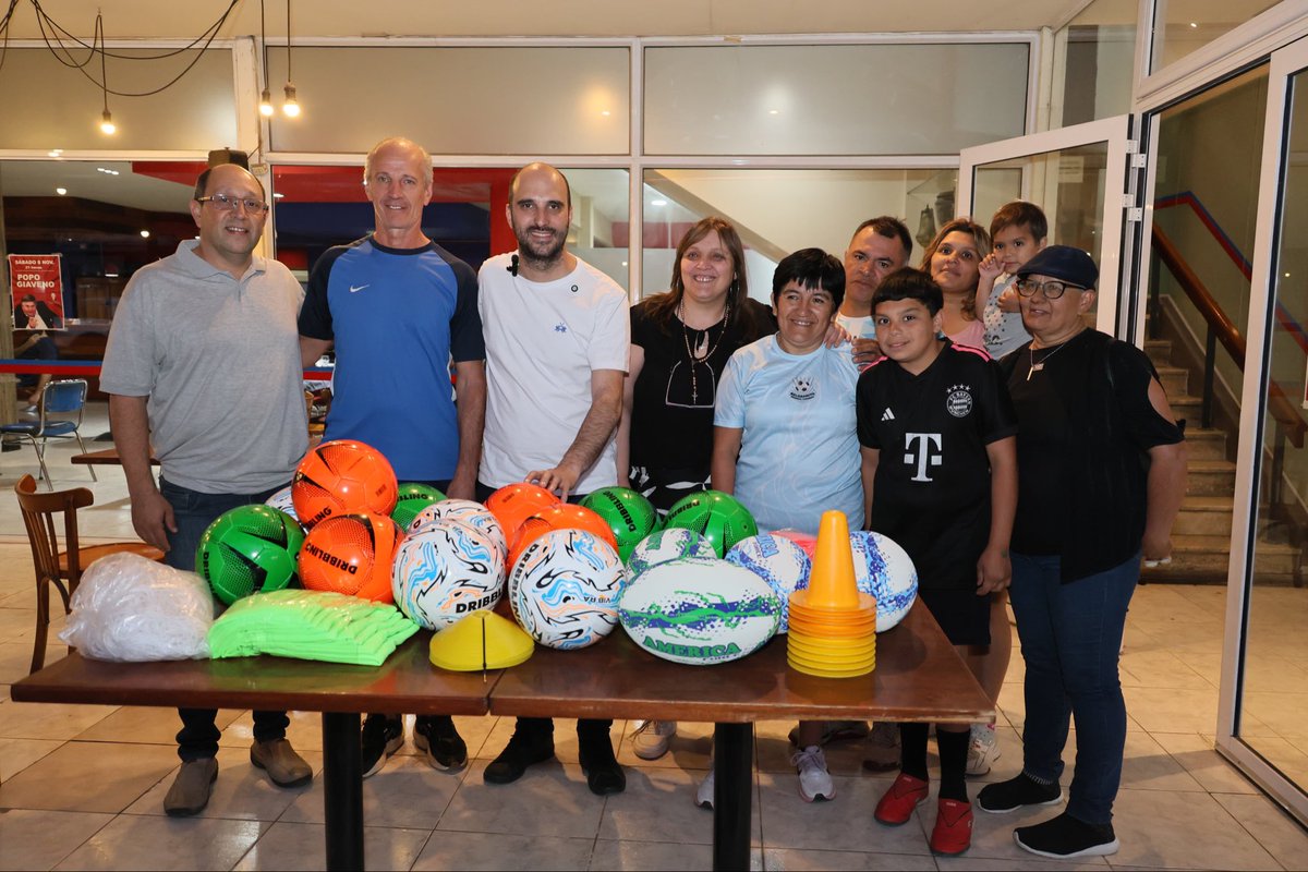 JoseIScotto's tweet photo. El deporte une, enseña y transforma.
Por eso, junto a la concejal Verónica Huppi, el dirigente departamental de Juárez Celman, @MatiasViolaOk, y a través del #ProgramaMANOS, acompañamos a los clubes Belgranito, Iguanitas Rugby e Independiente Dolores con la entrega de nuevos elementos deportivos, para que sigan creciendo y generando oportunidades en cada institución.