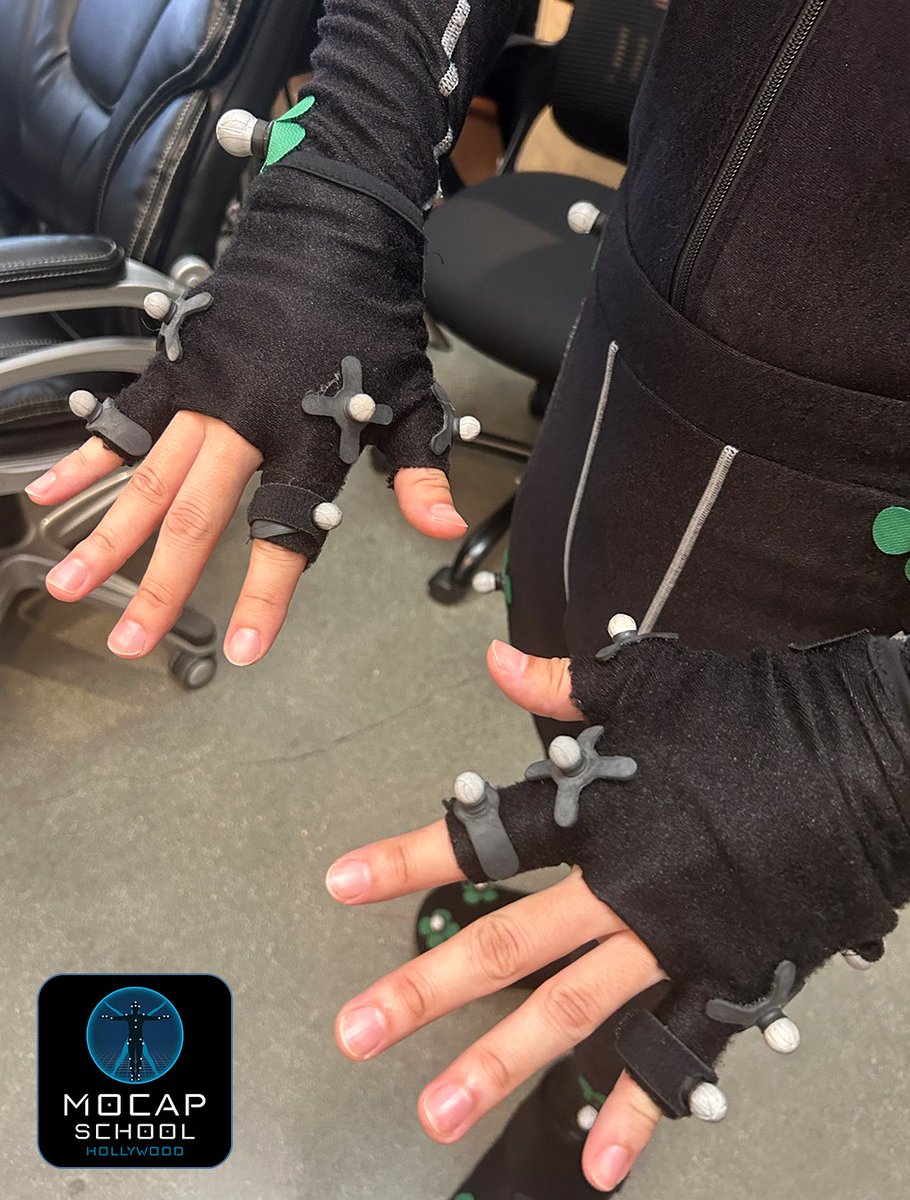 Hands up if you're ready to level up your performance! 📷 Our Fall Motion Capture Workshop kicks off October 25, and only a few spots remain. Enroll @ mocapschoolhollywood.com  #pcap 🤟🎬🕹️😎#VR #performancecapture #motioncapture #mocap #actorslife #UE5 #unrealengine #hollywood