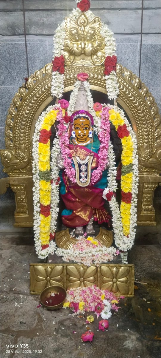 AalayamKaappom's tweet image. Part 2: முப்பெரும் தேவியரை துதித்து வழிபடும் நவராத்திரி திரு நாட்களில் ஆலயம் காப்போம் அமைப்பு சேவை செய்து வரும் கோயில்களில் ஒவ்வொரு நாளும் ஒவ்வொரு விதமான அற்புதமான அலங்காரங்கள். 
During Navratri utsavam propitiating Goddesses Durga Lakshmi Saraswati different scintilating ..1