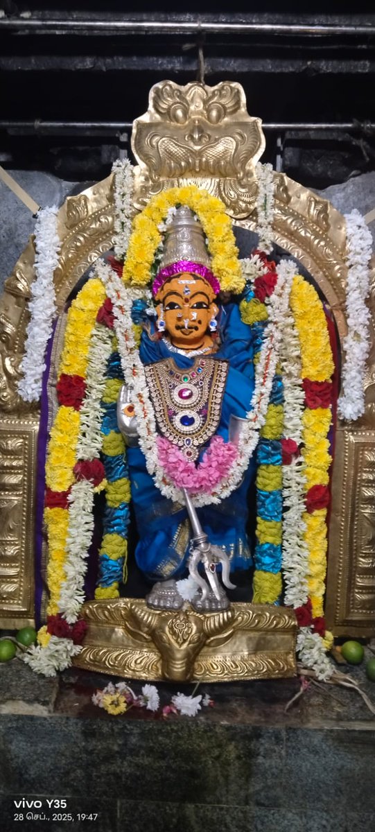 AalayamKaappom's tweet image. Part 2: முப்பெரும் தேவியரை துதித்து வழிபடும் நவராத்திரி திரு நாட்களில் ஆலயம் காப்போம் அமைப்பு சேவை செய்து வரும் கோயில்களில் ஒவ்வொரு நாளும் ஒவ்வொரு விதமான அற்புதமான அலங்காரங்கள். 
During Navratri utsavam propitiating Goddesses Durga Lakshmi Saraswati different scintilating ..1