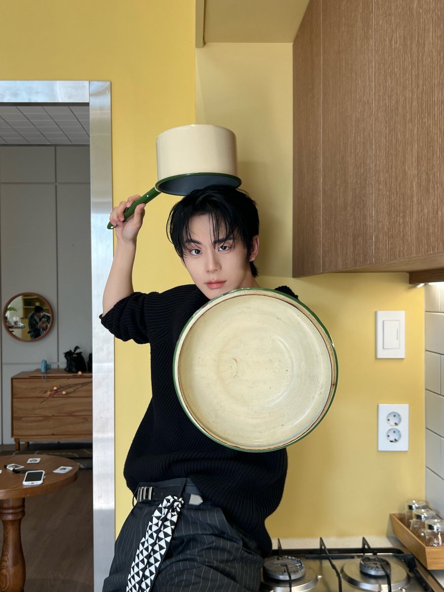 Seo Jeongwoo being the biggest loser trapped in a hot boy's body 🔥