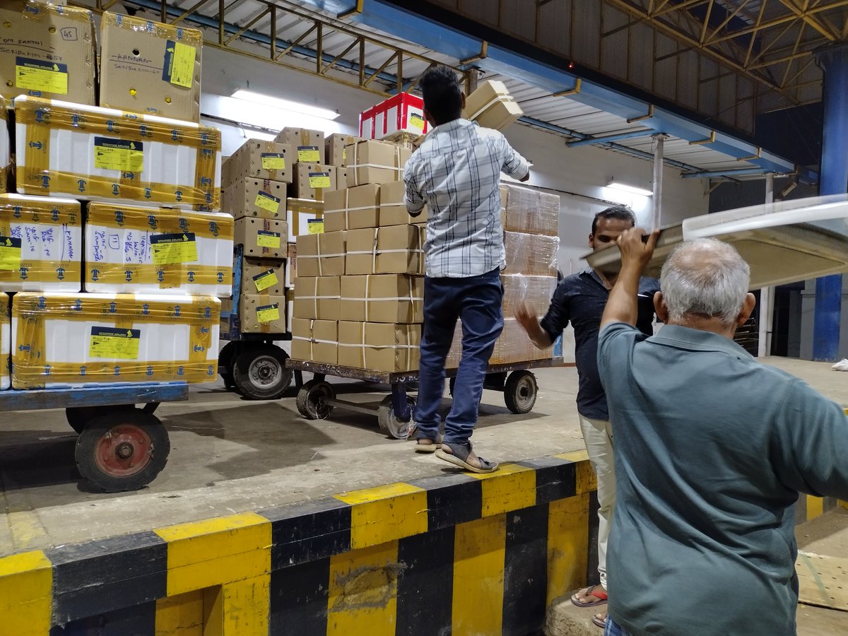 AviationTrichy's tweet image. A step ahead in the international export cargo. Now #Trichy is capable of exporting international cargo through its domestic flights. Indigo introduced this facility. Thanks for the continuous efforts by our MP Durai Vaiko &amp;amp; Trichy Customs @duraivaikooffl @cusprevtrichy @IndiGo6E