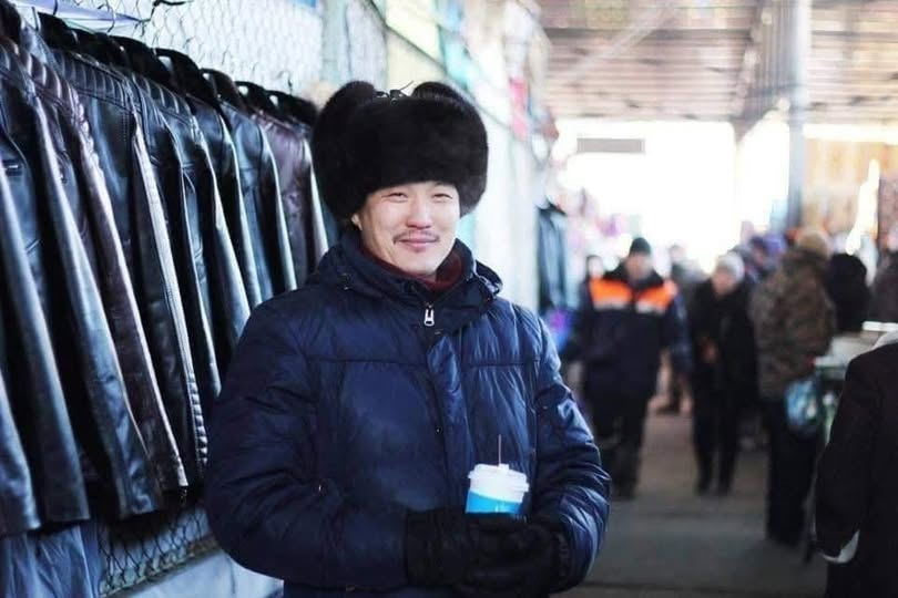 "Би Нарантуул зах дээр 20 жил зогсч байна. Хөдөлмөрлөөд л байвал болоод л байдаг юм даа. Анх 20 гаруйхан настай жаахан хүүхэд л эхнэртэйгээ сууж байлаа. "Сайхан амьдарна аа" гээд л хоёр талаасаа юу ч бодолгүй нийлж байсан юм шүү дээ. Хайлаастад би байшингаа өөрөө бариад л тусдаа