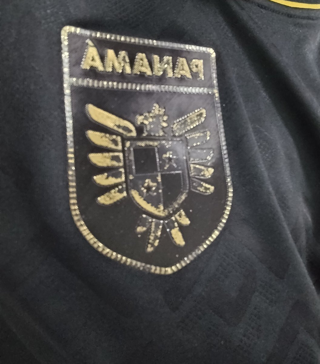 Jugamos así por culpa de esta porquería de camisetas del <a href="/sm_rey/">Supermercados Rey</a>