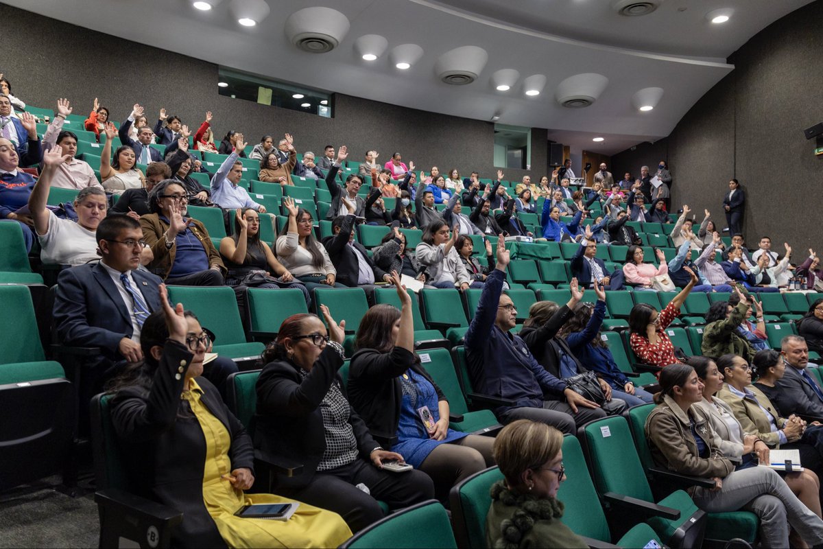 Hoy se llevó a cabo la Sesión Extraordinaria del H. Consejo Universitario, donde fue aprobado el Anteproyecto de Presupuesto 2026 de la UAEMéx, un ejercicio sin precedentes de transparencia institucional.

Esta reingeniería presupuestal permitirá incrementar los recursos para los