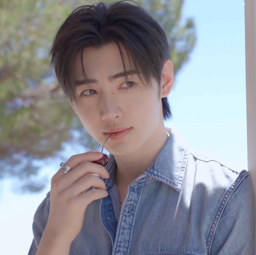 archiveofhoon's tweet image. he’s so pretty