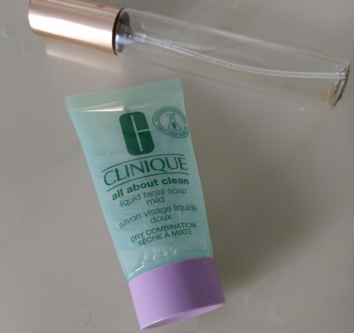 KiwiBiohacker's tweet image. This week's #ProjectPan - a purse-sized perfume and a travel sized liquid soap.
I'm working through all the smaller, travel-sized items in my bathroom first, then I'll start working through the full sized toiletries and cosmetics.
#simplify #declutter #toomuch #minimalism