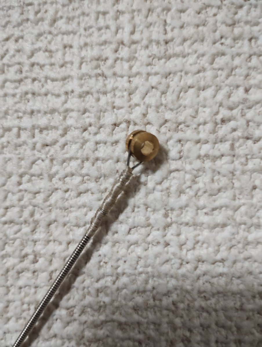 bstring_tencho's tweet image. 今回のロットから、ボールエンドを真鍮製に仕様変更しました！
音の立ち上がりがより滑らかになり、倍音の響きもより自然に。
こういう部分の違いも、最終的なトーンにしっかり影響します。
#ベース弦 #Bstring #国産ハンドメイド #真鍮 #MadeInJapan #BassStrings #BassTone