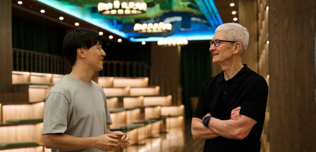 CGames_Global's tweet photo. Apple CEO Tim Cook has embarked on another trip to China. On October 14, Cook shared his experience visiting Lilith Games on Weibo .

He visited Lilith Games yesterday afternoon, where he met with several of its executives, including CEO Kenny Wang and Jiangyuan He, the producer of AFK Journey.

AFK Journey was awarded the iPhone Game of the Year at the 2024 App Store Awards . Cook expressed his admiration, stating, "Stepped into the breathtaking world of Esperia at Lilith Games to play AFK Journey! Amazing to see how this creative team turns imagination into worlds players everywhere can enjoy on the App Store.#Apple #timcook