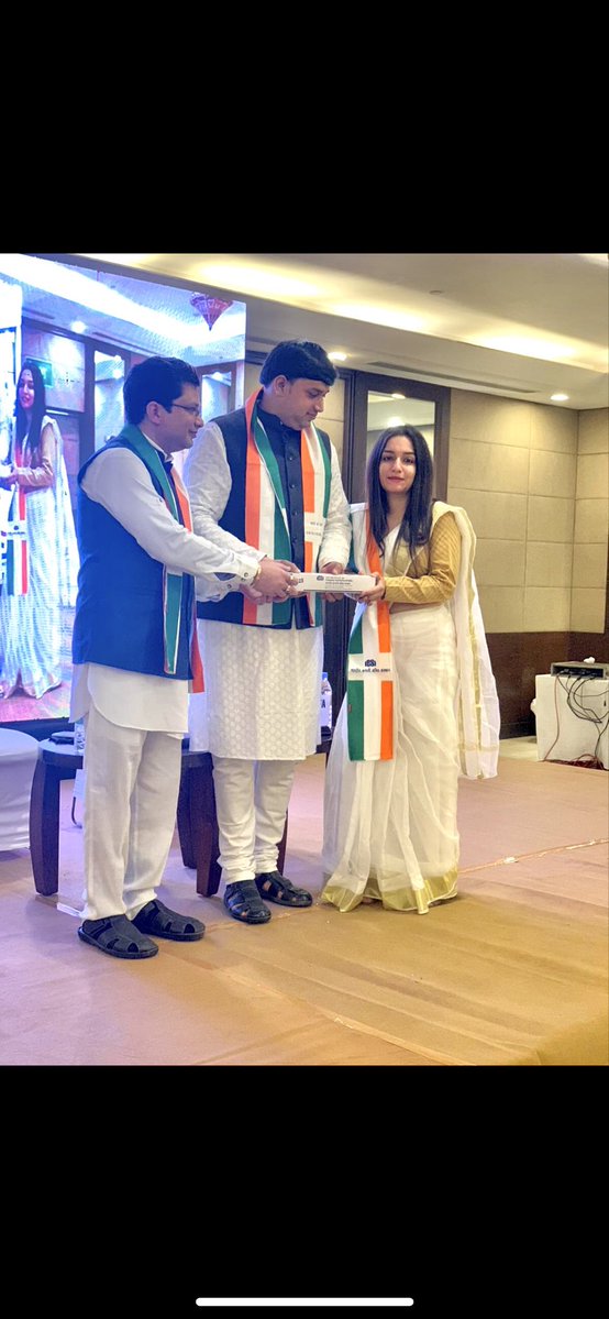 My convocation story was that I was in my hometown Bikaner and couldn’t find this white saree and had to catch the train in the evening! I and my friend searched almost 20-25 shops for 2-3 hours… 😪😢😞

At last, one shopkeeper told me that he has one, not sure, but it’s in his