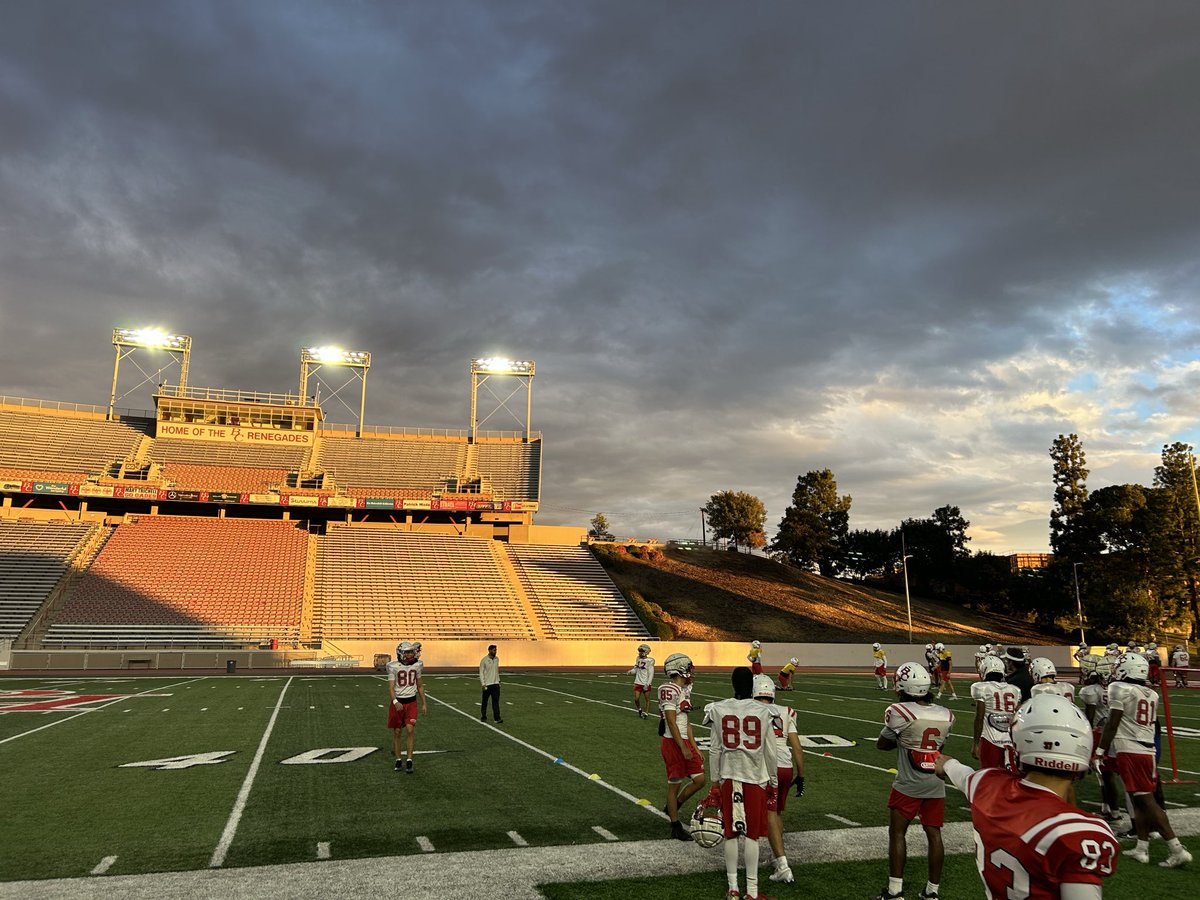 AlvarezKicking's tweet photo. Pretty cool views from practice this afternoon. https://t.co/VYNq8MqDnV