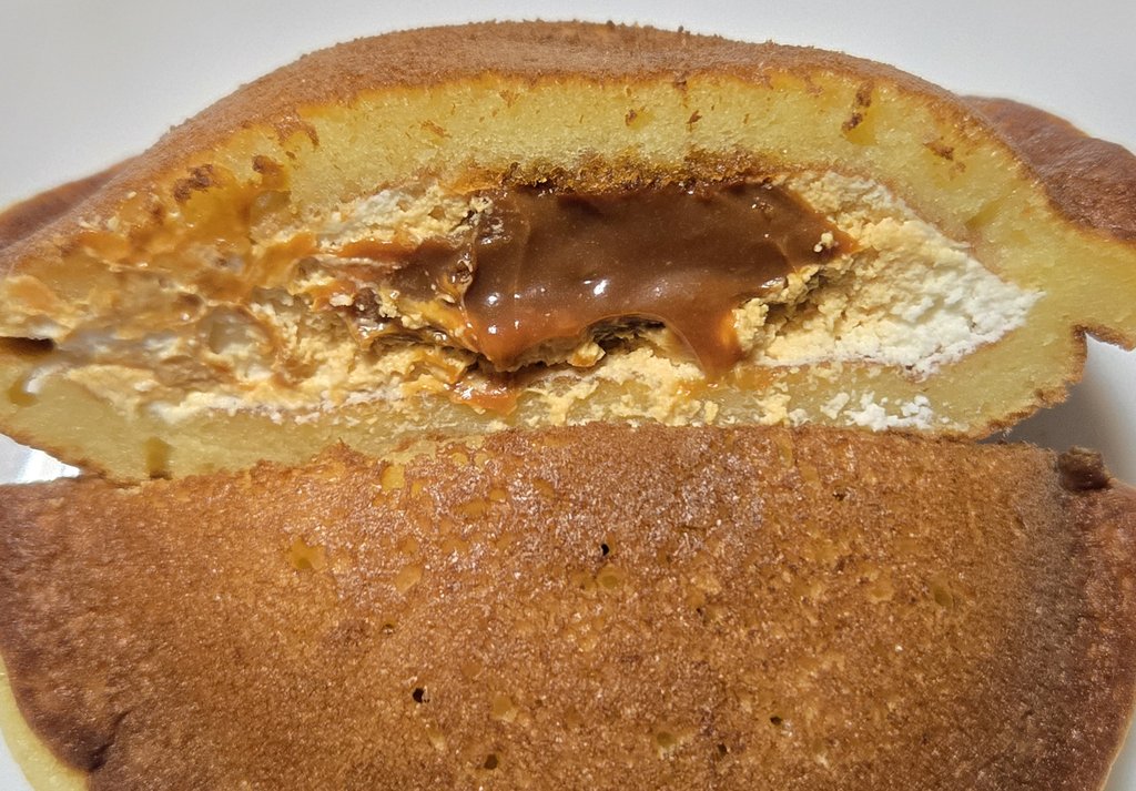 【生キャラメルどらもっち】
ローソン 246円 257kcal
4.5
もっちもちでほんのり甘いいつものどら生地に
滑らかでミルキー比較的すっきり優しい甘みのホイップと
ねっとりしてほんのりビターなキャラメルソースが相性抜群
全体的に甘さはおさえ目でくどくなく
ぺろっといけてしまう