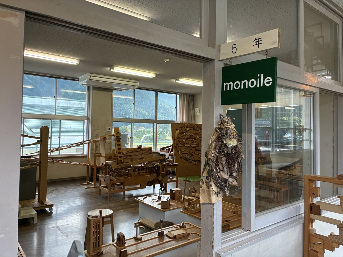 k_furukawa2's tweet photo. 法事で帰省した折見つけた廃校利用の木のテーマパーク　#FORESTDOOR
（兵庫県丹波市） 。教室を利用した木のおもちゃミュージアム、レストラン、コワーキングスペースなど。校庭にはゲストルームやサウナも。
子どもも大人もとっても楽しめました🎵図らずも充実した視察に！ https://t.co/Aoymy75YNx