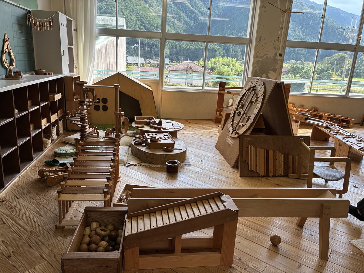 k_furukawa2's tweet photo. 法事で帰省した折見つけた廃校利用の木のテーマパーク　#FORESTDOOR
（兵庫県丹波市） 。教室を利用した木のおもちゃミュージアム、レストラン、コワーキングスペースなど。校庭にはゲストルームやサウナも。
子どもも大人もとっても楽しめました🎵図らずも充実した視察に！ https://t.co/Aoymy75YNx
