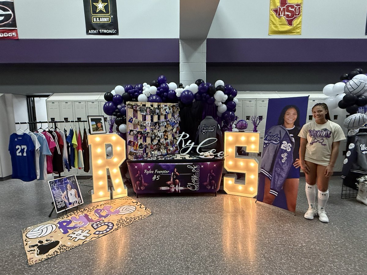 Ryleevb26's tweet photo. Senior Night 💜🏐  

Thank you to everyone who showed up to support me and my team! Looking forward to continuing my career in the game I love! 

#classof2026 #senior #seniortable #uncommitted #middleblocker #oppo https://t.co/2pwmcOjvyu