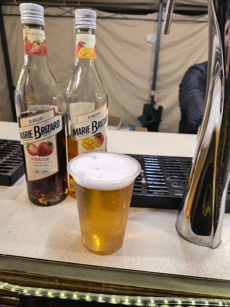 birenoshkembe's tweet image. Докато си пия кафето да пусна малко снимки от Craft Beer Fest Varna. Манго-Халапеньо NEIPA на Kazan Artizan, стаут на #42dayslater , berliner weisse на #rocketscience , вайс с пъпеш на #avren8600 и един домашен куадрупел за да сме екстра крафт.