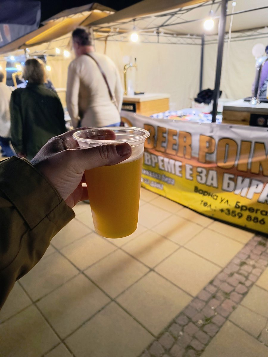 birenoshkembe's tweet image. Докато си пия кафето да пусна малко снимки от Craft Beer Fest Varna. Манго-Халапеньо NEIPA на Kazan Artizan, стаут на #42dayslater , berliner weisse на #rocketscience , вайс с пъпеш на #avren8600 и един домашен куадрупел за да сме екстра крафт.