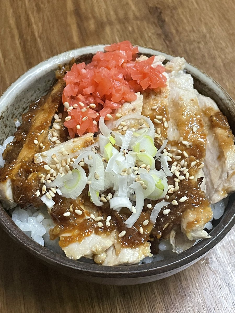 とんてき丼（ミニ）
昨日の残り物を乗っけただけのヤツ🤎
#茶色は正義