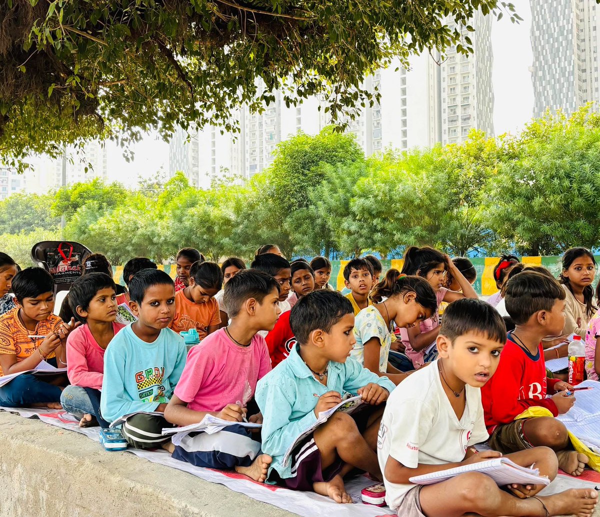 challengersgut's tweet image. 📍Noida #Centre_2:
At Noida Centre 2, our little learners are proving that #regularity and #passion go hand in hand. 🌈
Each day, the children participate eagerly in lessons, activities, and discussions — learning new concepts and applying them creatively. 💖📖
#ChildRights