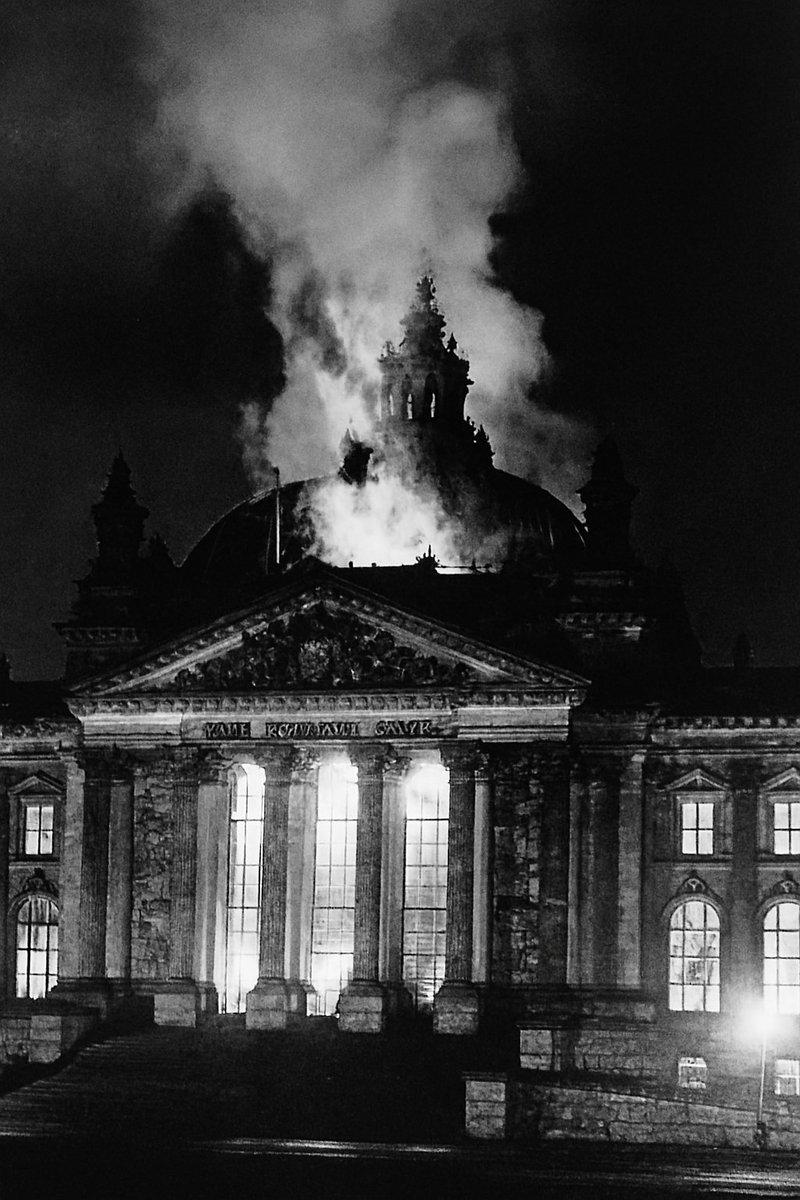 El Incendio del Reichstag en 1933 es el caso más célebre de auto atentado en la historia moderna.
- El edificio del Parlamento alemán fue incendiado una noche, justo antes de las elecciones.
- Las autoridades nazis culparon al comunista Marinus van der Lubbe, quien fue arrestado