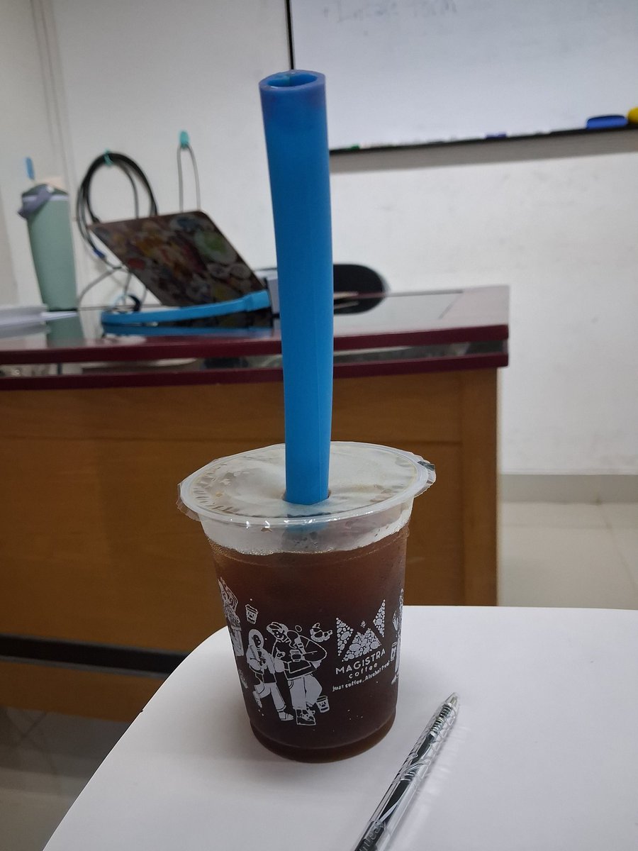 pentangmyeon's tweet image. This big ass straw istg