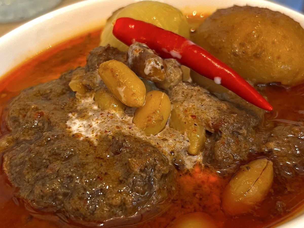 Agalin garden room 🌻🍽️✨ ร้านอาหารในสวนสไตล์อังกฤษ บรรยากาศดี ร่มรื่น อาหารอร่อย มีเมนูออเดิร์ฟ อาหารไทย ครบเครื่องครบรส แกงเขียวหวานหอมเครื่องแกง เนื้อเปื่อยละลายในปาก แกงมัสมั่นหอมใบยี่หร่ารสกลมกล่อม🤤 อยากให้มาลองกัน หรือใครอยากมาทานขนม จิบชาชิลๆในสวนสวยๆแนะนำเลยย 🥰❤️ <a href="/aroii/">@aroii บอกต่อ</a>