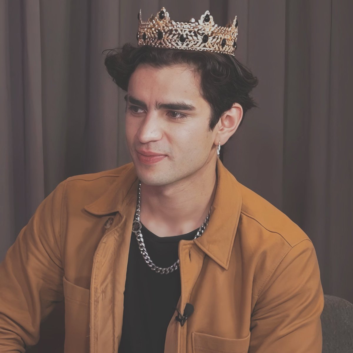 bethsvp's tweet photo. Aarón recibiendo 2 coronas, la gente sabe, que te digo. 

AARON X MITZY https://t.co/epaCv1gVrz