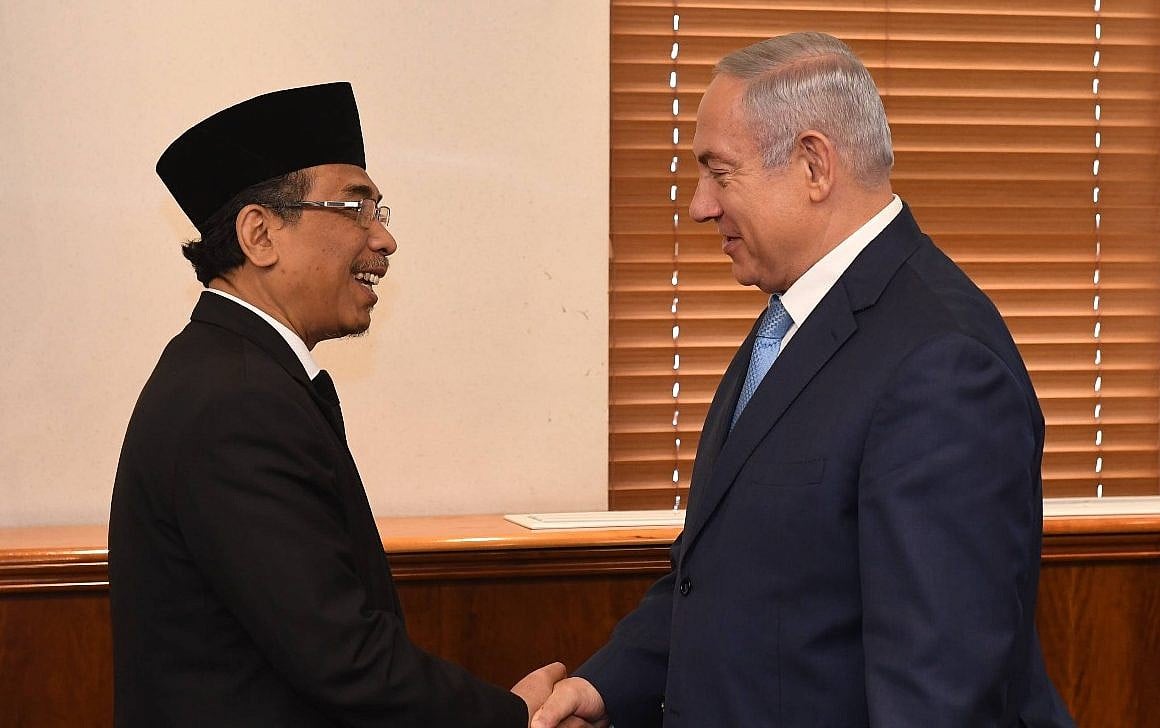 Sebagai orang yang pernah beberapa kali bertemu dengan para zionis, menghirup udara yang sama dengan mereka saja rasanya tidak sudi, apalagi sampai tetap bisa mempertahankan senyuman di muka dan berjabat tangan, lumayan gokil ini pola pikirnya, "wong liyo ngerti opo?" kah? 😂