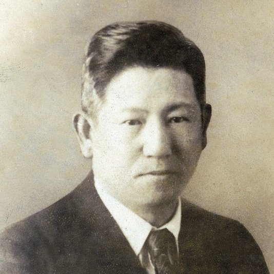 epi4129's tweet image. 尾崎秀実
朝日新聞記者で知識人として近衛文麿はじめ多くの政治家と親交を持ち、対中強硬&amp;amp;南進（米と開戦）路線の論陣を張る
しかし彼はソ連のスパイであり、彼の提言はソ連が日独に挟撃されぬためであった
扇動は成功し、日本は日中戦争&amp;amp;太平洋戦争の道へ進んだ
後に逮捕され死刑となる（ゾルゲ事件）