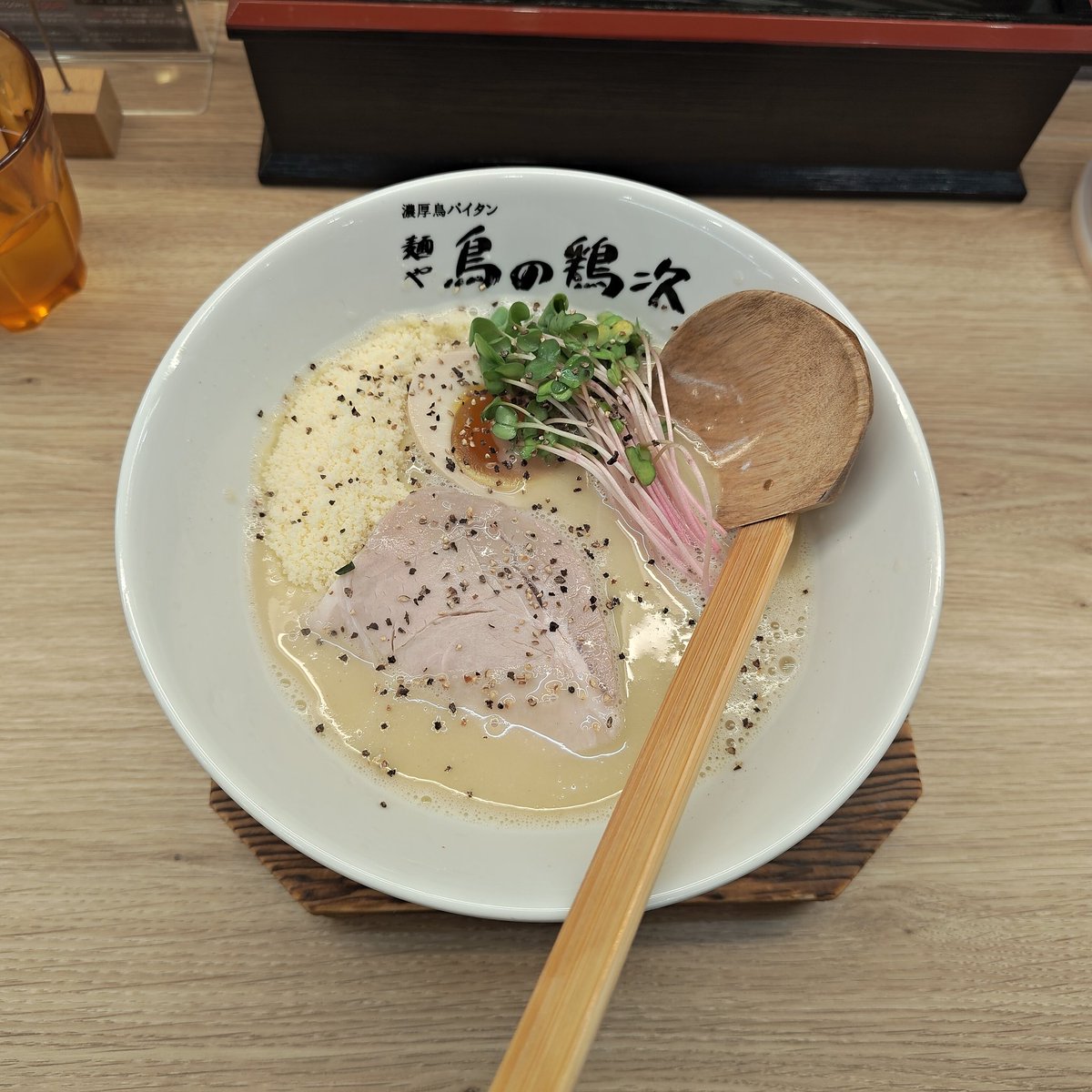 大阪中百舌鳥に本店がある鶏白湯の店
臭みのないまろやかな鶏白湯スープにチーズの塩味と風味が加わり美味い
麺は加水率高めの平打ち麺
レアチャーシューも分厚くて食べ応えかる
#麺や鳥の鶏次
#KYOTO四条河原町店
#鶏そばフロマージュ