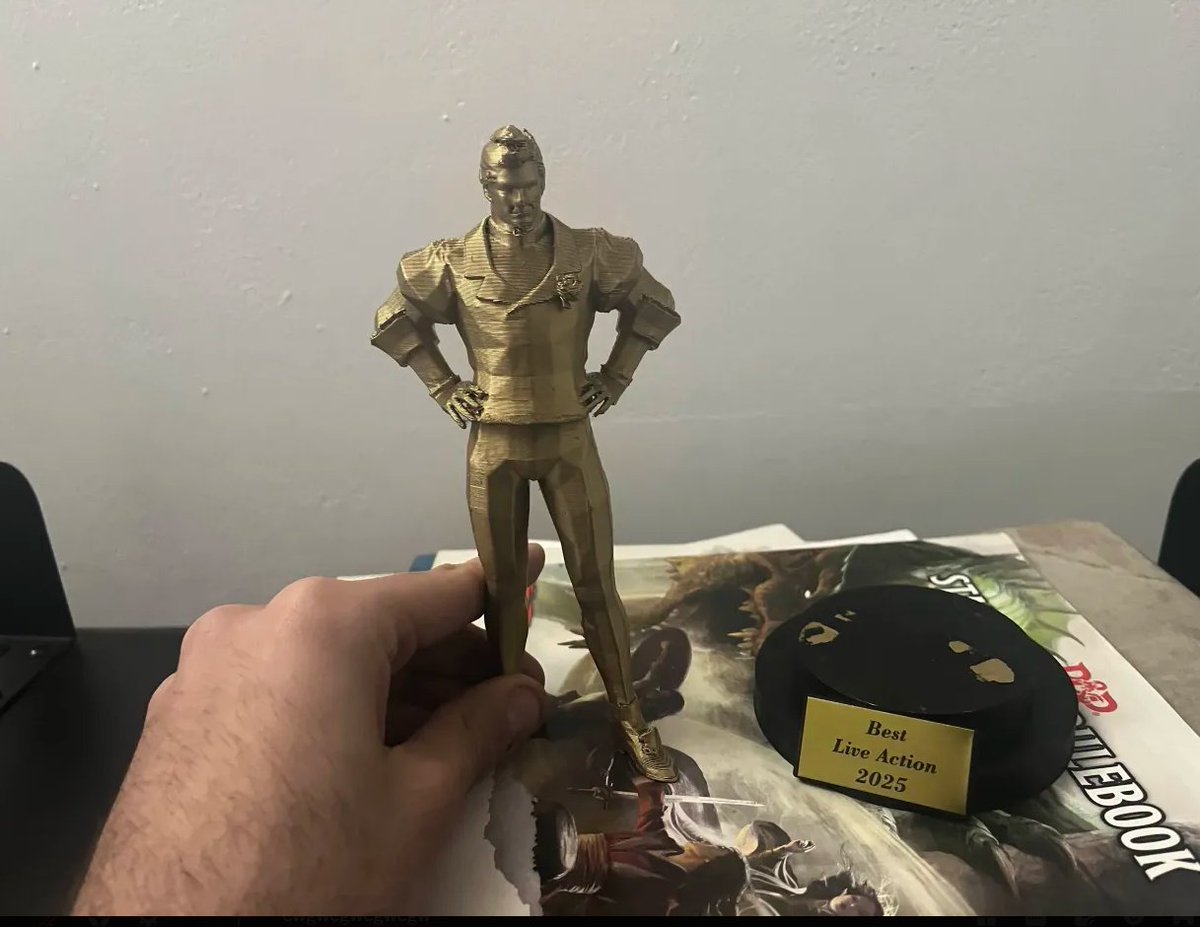Studio_Spak's tweet image. I got my trophy lads  @TheHildisFFXIV  @kupostudios @MazinoOhsighres  sadly the delivery guy slammed dunked the box so hard it broke it but i can glue this baby back together  i still love it.   props to ohsighres's 3d printer for pumping this out