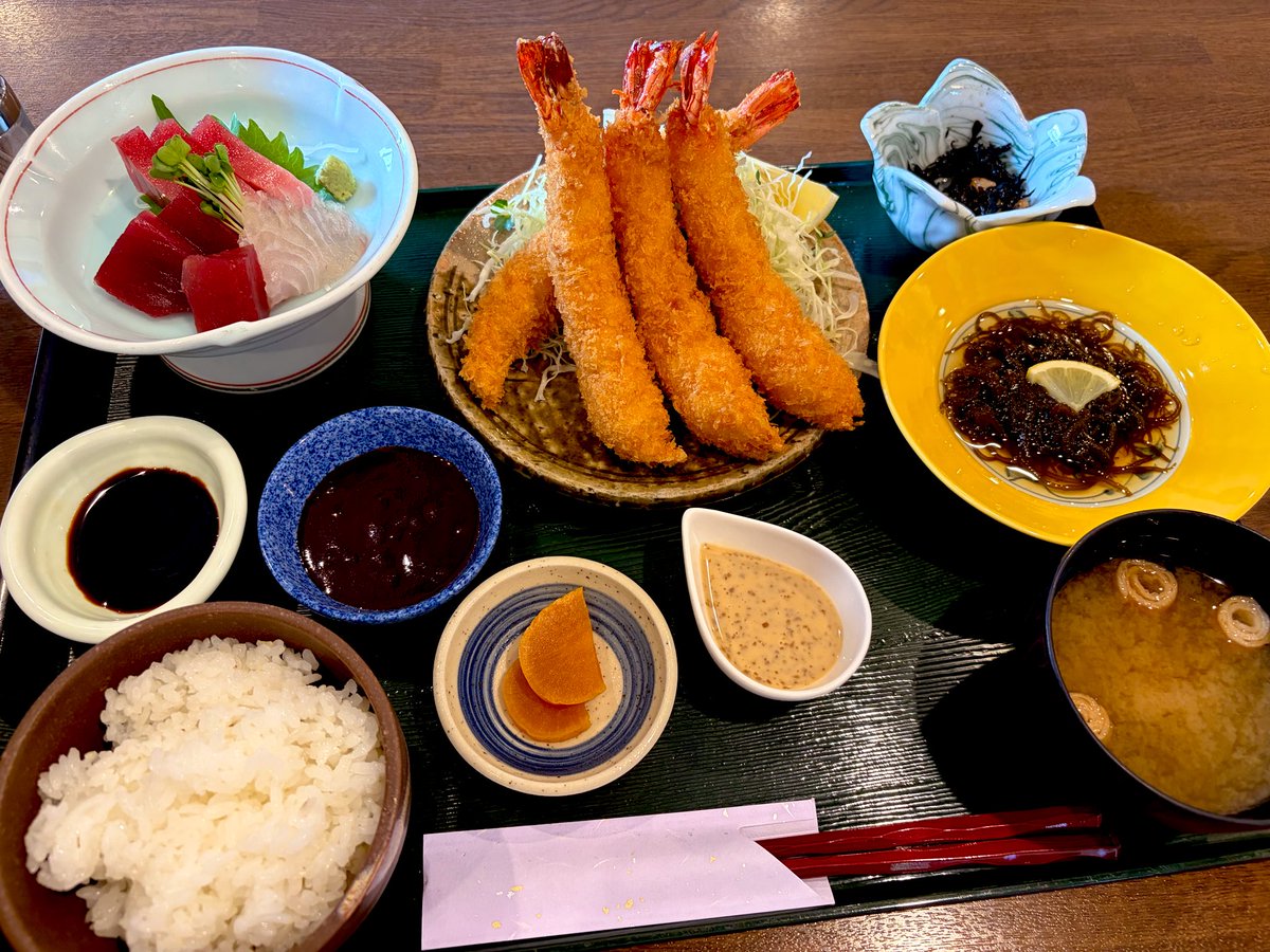 it921112's tweet image. 今日は西ヶ崎にある『魚梅本店』さんで大海老フライ和膳を頂きました🍚
衣が薄めで身がしっかりしたぷりぷりの大海老が美味しいです🦐✨
お刺身も美味しいです🐟
もずく酢が口をさっぱりしてくれて嬉しいですね😊
この感じだと、天ぷらもとても美味しそうなので気になりました👀