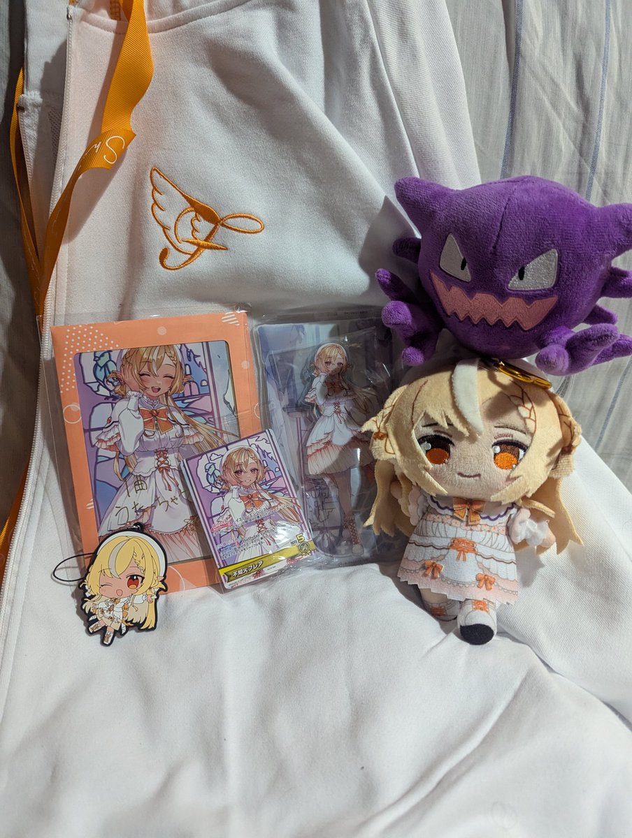 家に着いたら荷物が届いてた！！！！ ホロライブメンバーの不知火フレアの誕生日グッズが入ってた！！！ トレーナーの中で一番好きなメンバーなの！ パーカーすごく着心地いい！