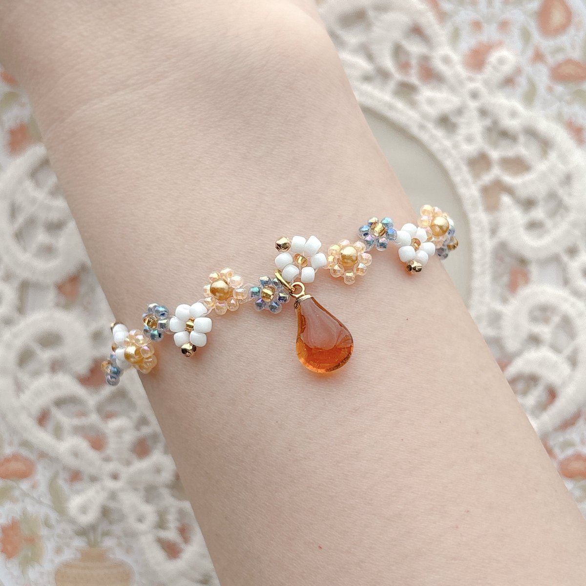 n_a_m_u_76's tweet image. autumn chic color🍂

orange🧡×navy💙×white🤍

#Namu #handmade #beads #seaglass