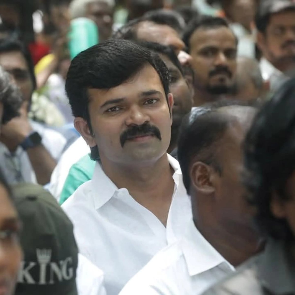 அவனை சிறு வயதில் இருந்து கவனித்துக் கொண்டே இருக்கிறேன். பல ஏற்றத்தாழ்வுகள். மூன்று படிகள் ஏறுவான். திடீரென முப்பது படிகள் சறுக்கி இறங்குவான்.ஆனால் அதற்காக அவன் ஒருபோதும் முனகிக் கொண்டும் புலம்பிக் கொண்டும் தேங்கி நின்றதில்லை. மீண்டும் கட்டி வைக்கப்பட்ட இளங்கன்று அவிழ்த்து விட்டது