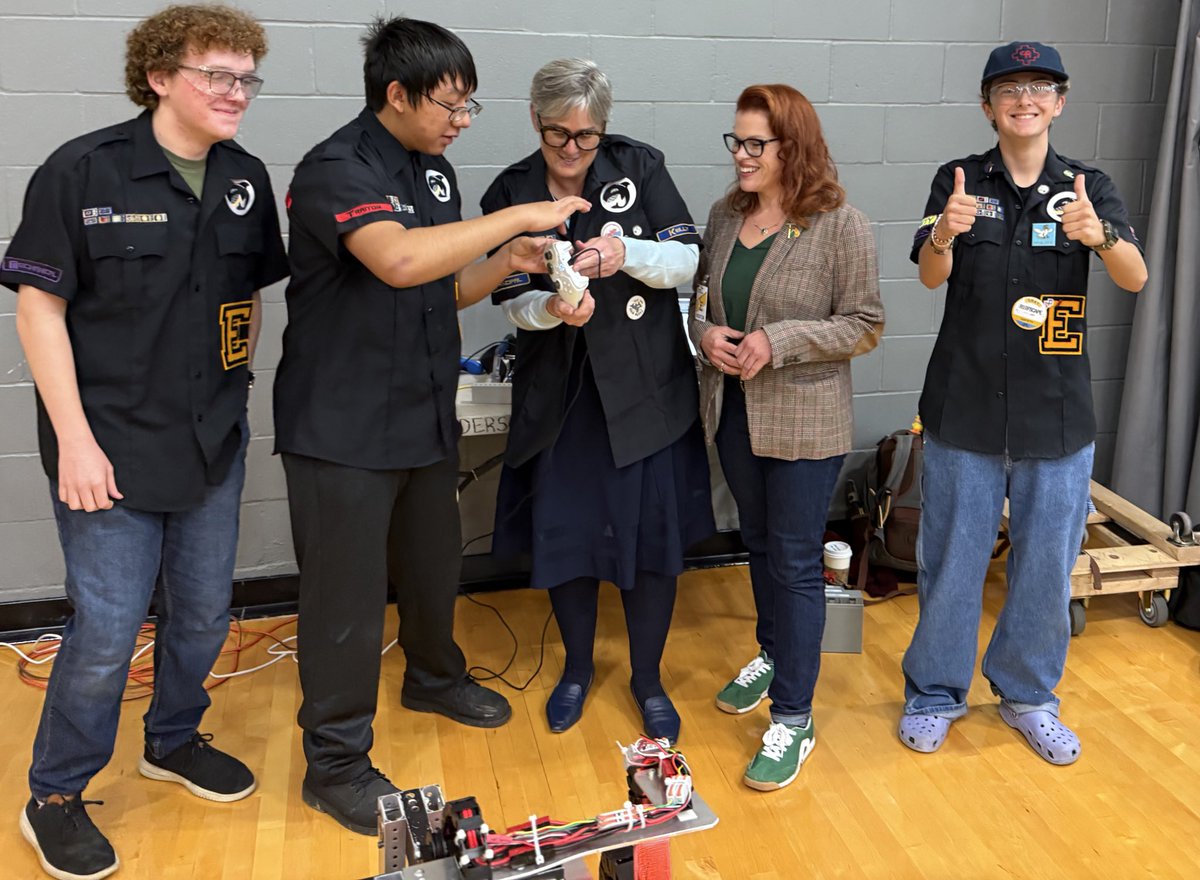 EPS_EverettHS's tweet photo. Thank you @marypfosse for joining us for @AWSP_Principals Principal for the Day @EverettSchools.  We got to drive the @first_wa 5941 Cast Iron Orcas Robot! https://t.co/pErhcZBnwJ