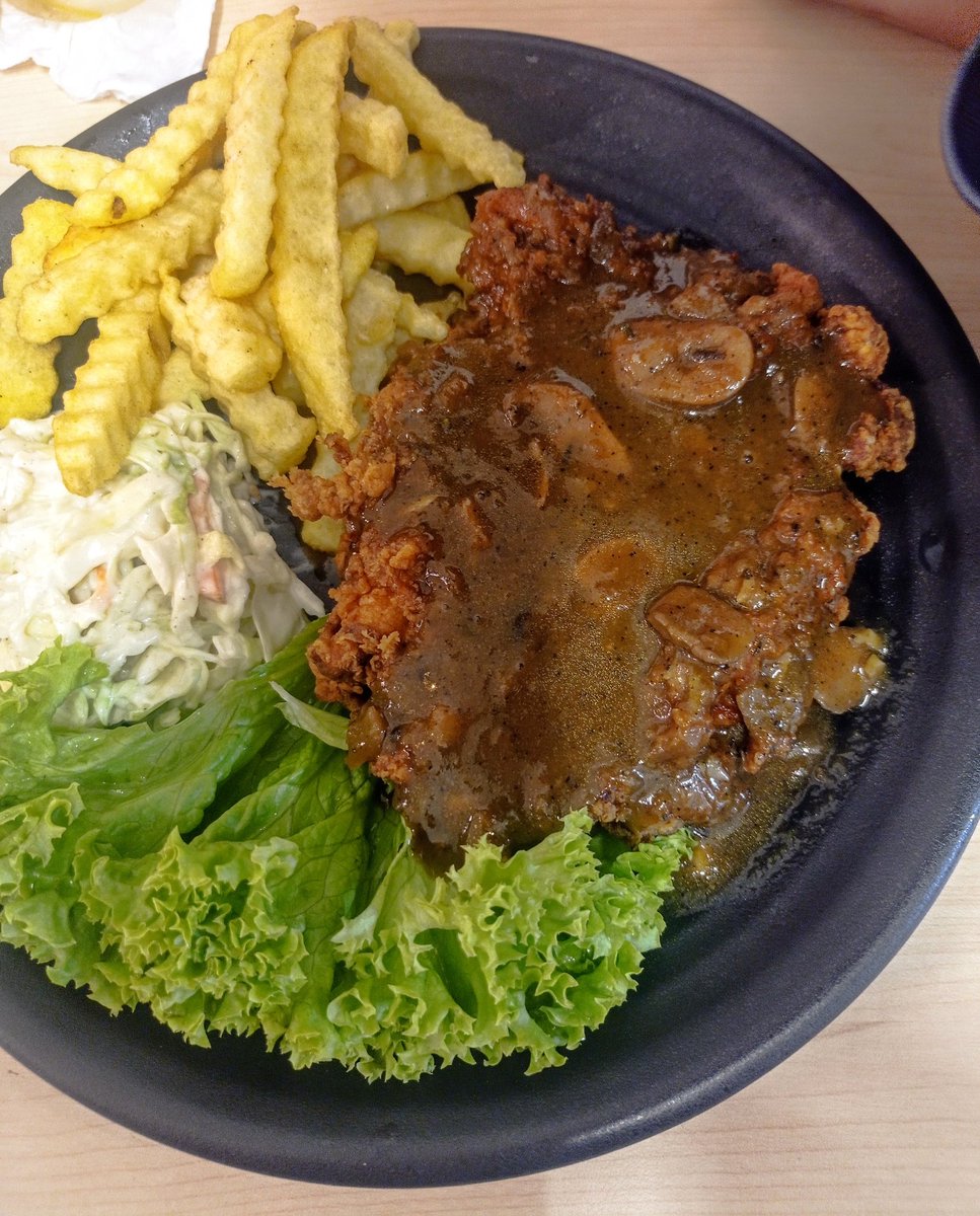 cheajibsayang's tweet photo. Chicken chop - RM10.90
Chicken chop kambing - RM15.90

Ok la harga dia. https://t.co/RufqO18g9O