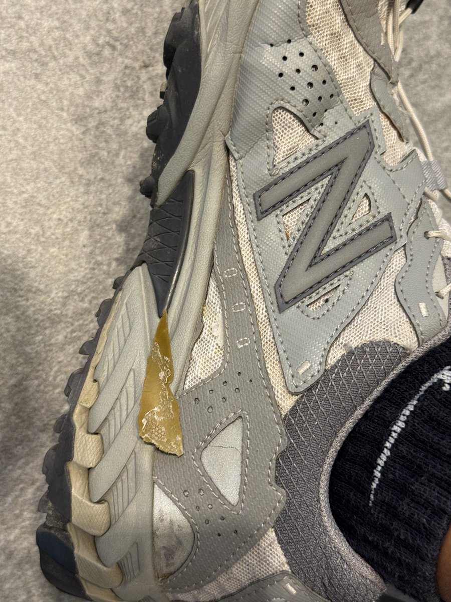 ニューバランス、こんな所壊れるの？劣化にしては早いな