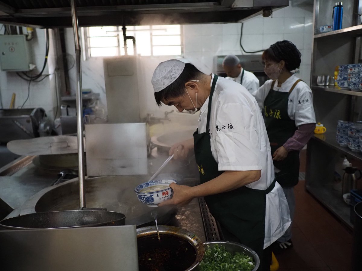 日本人として外せないのが馬子禄牛肉麺。神保町で何度も食べたので、本場蘭州の味も確かめたかったのだが、ほとんど変わらないので驚いた。違いはスープが少し煮詰まって濃くなっていることと、辣椒油の香りがもう少し突き抜けてくることくらい。