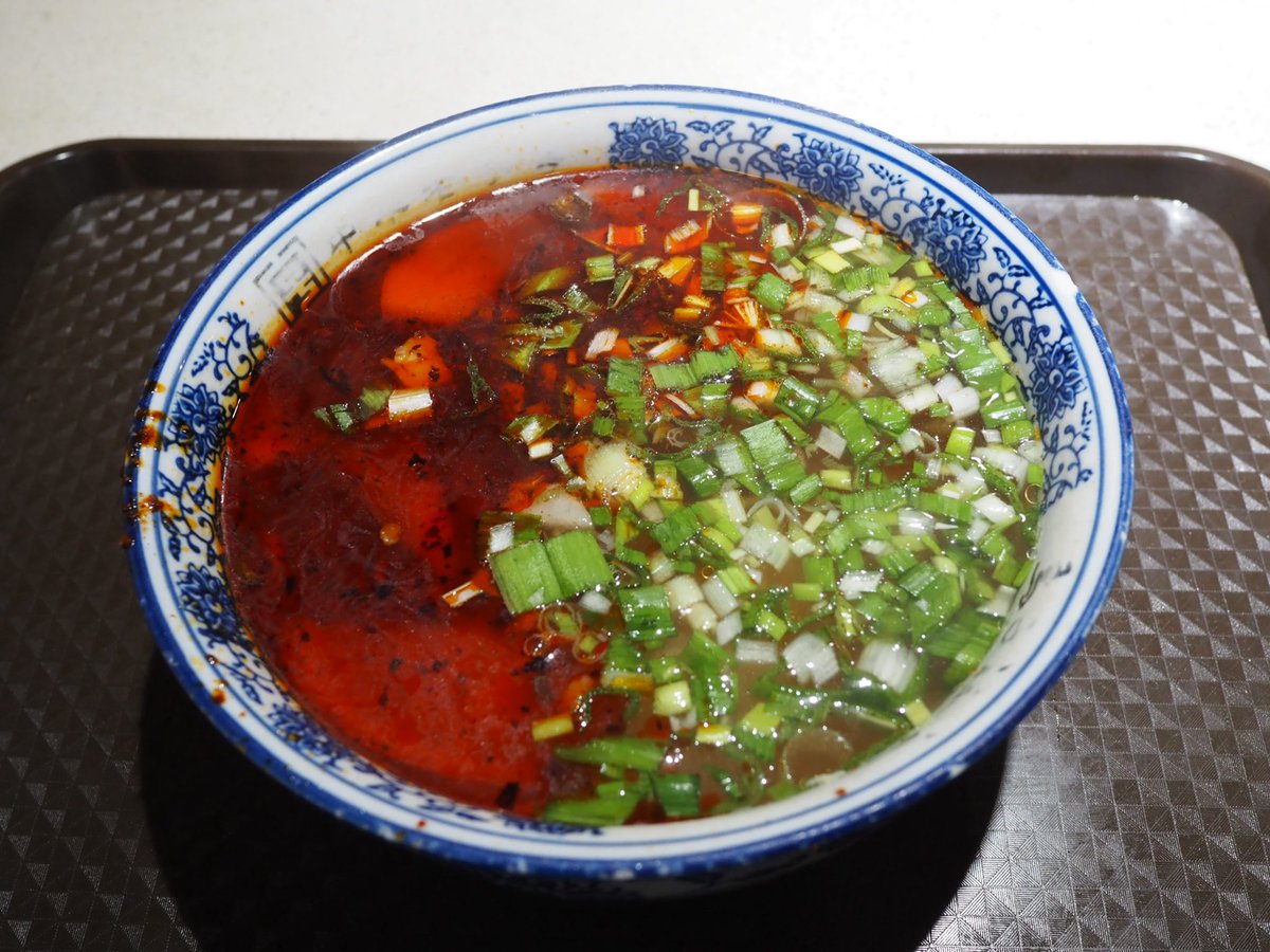 bonmatsu_'s tweet photo. 日本人として外せないのが馬子禄牛肉麺。神保町で何度も食べたので、本場蘭州の味も確かめたかったのだが、ほとんど変わらないので驚いた。違いはスープが少し煮詰まって濃くなっていることと、辣椒油の香りがもう少し突き抜けてくることくらい。 https://t.co/keyOixLU9n