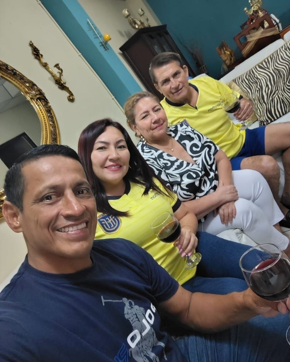 manuelb43494553's tweet photo. En familia apoyando a la seleccion. https://t.co/KCG926UmrO