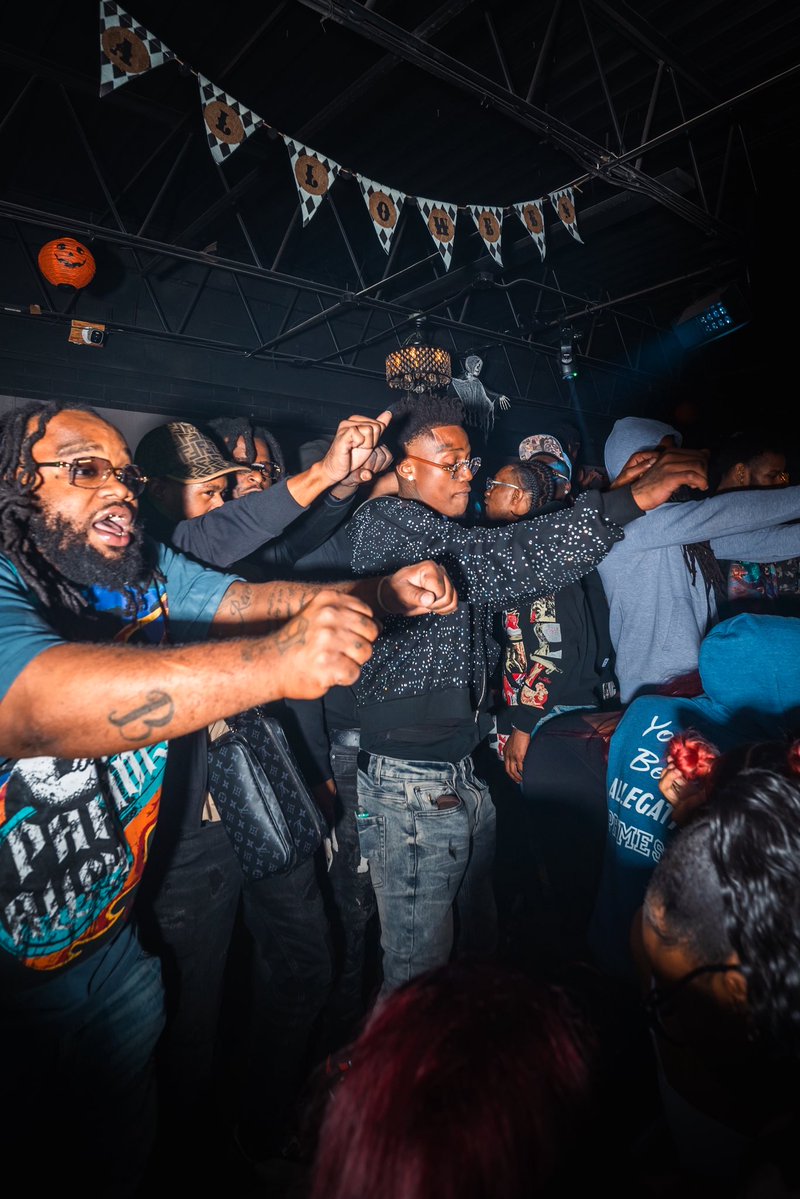 5600god's tweet image. How I’m Pose To Leave This Sh!t? When I Really Made A Killing!! Made Some 💲 Off Da 🎤 But I 🫶🏾 …. 🤧🍾🔥🔥🃏#CBS #RBL #FreeChick🐓