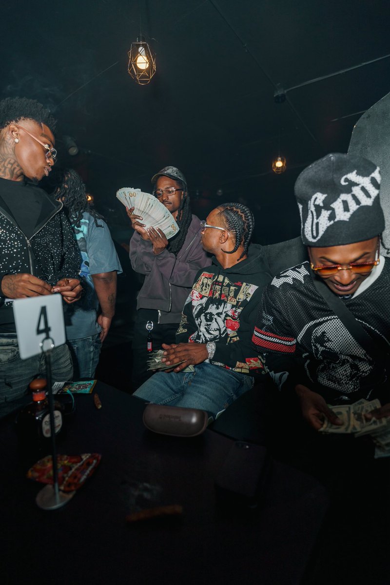 5600god's tweet image. How I’m Pose To Leave This Sh!t? When I Really Made A Killing!! Made Some 💲 Off Da 🎤 But I 🫶🏾 …. 🤧🍾🔥🔥🃏#CBS #RBL #FreeChick🐓